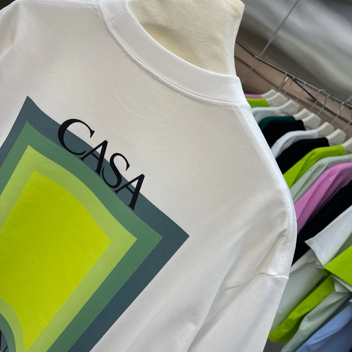 New Arrival Casablanca Casablanca Classic Series printed short-sleeved T-shirt for celebrities. It is made of Xinjiang long-staple cotton ~ grams. The color of the fabric is custom-dyed and will not shrink or fade. It feels comfortable and has a strong texture. A must-have for fashionable men and women, the Classic drop-shoulder wide version is available exclusively in In Stock! Color: White Black Green Pink Blue (5 colors) Size: S M L XL XXL